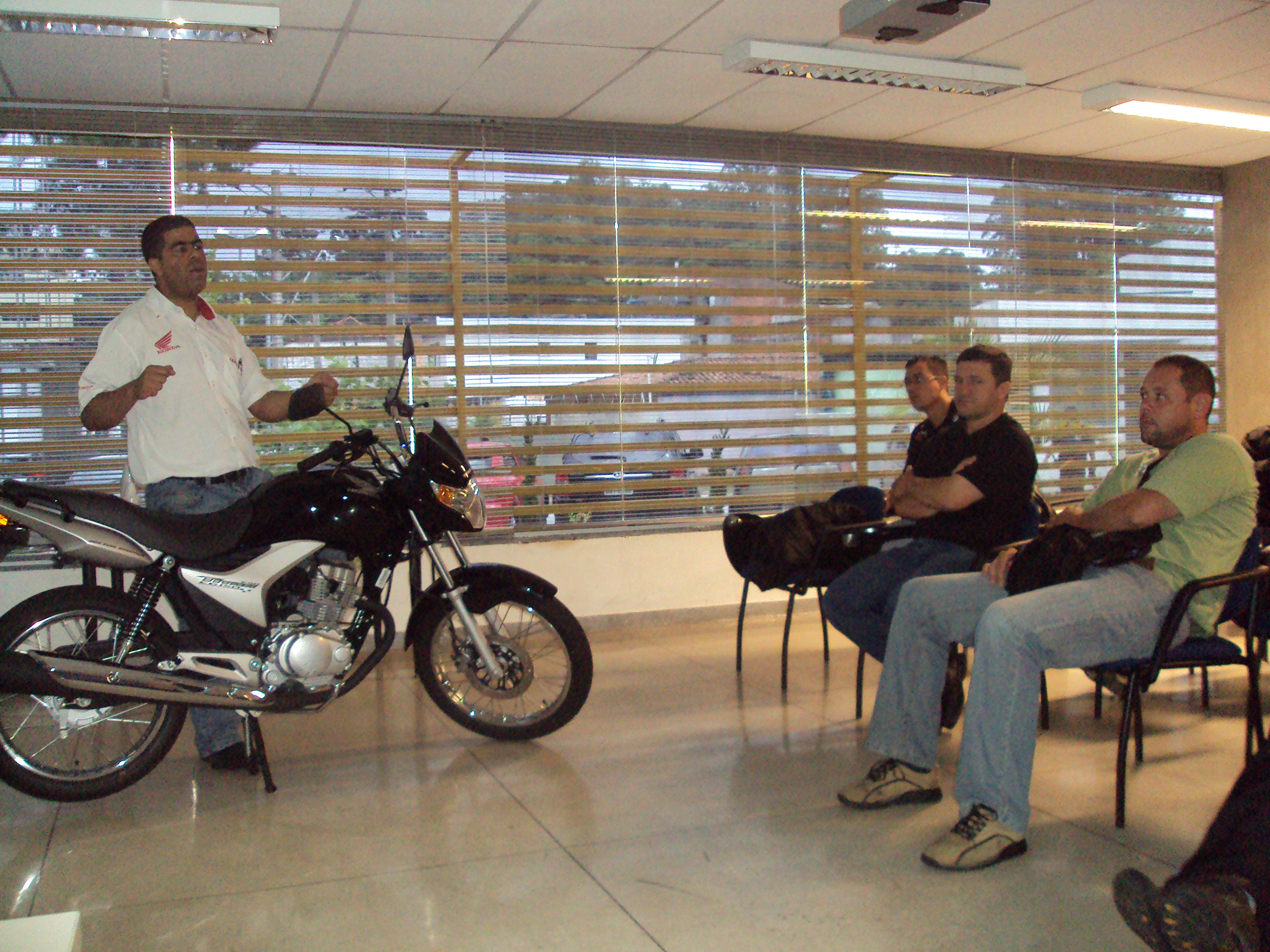 Aula de Pilotagem de Moto para Iniciantes em Sp Barueri - Aula de